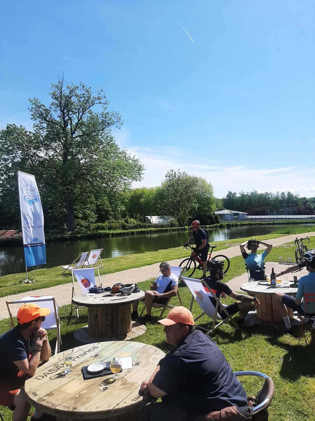 Café et bar à Thaon‑les‑Vosges, avec terrasse